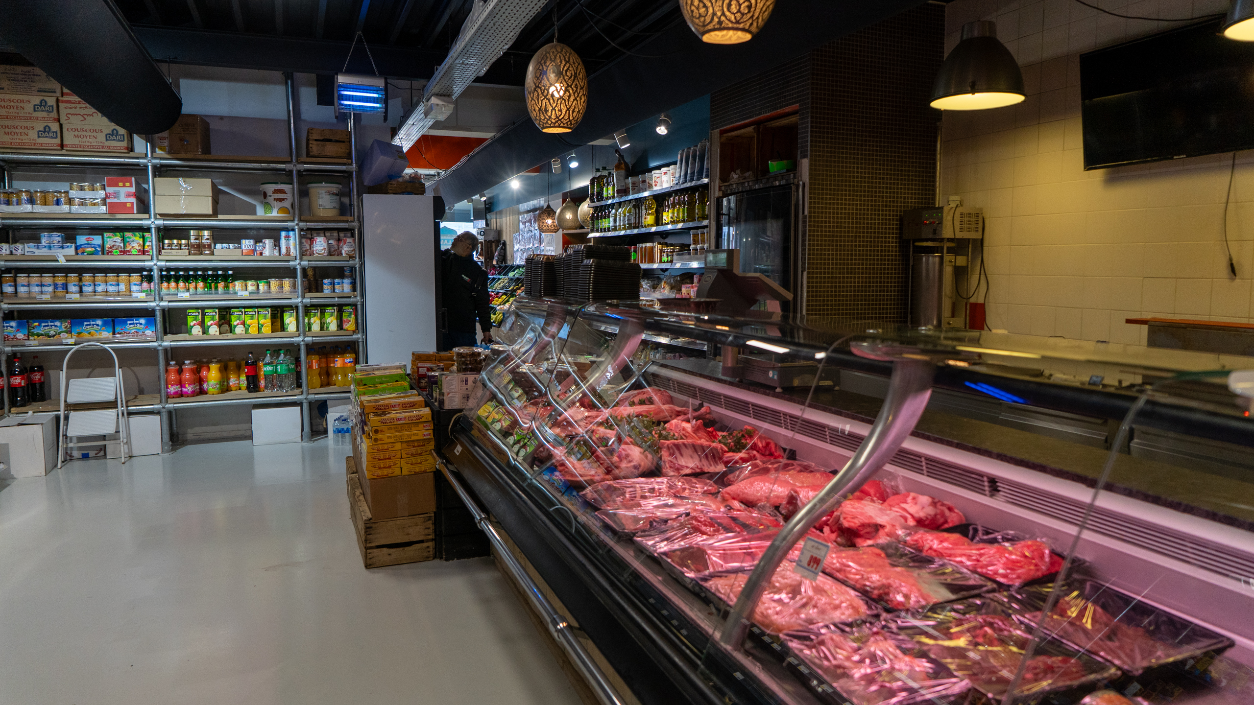 Vooraanzicht van Merhaba Supermarkt op het Edisonplein in Breda met versproducten en de slagerij