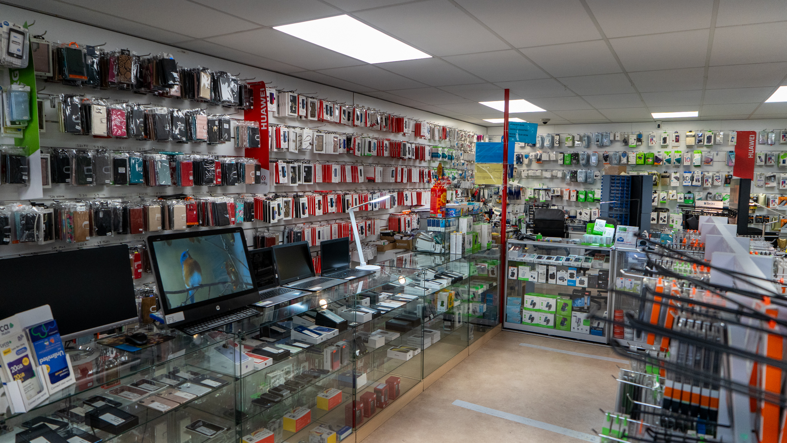 Ingang van Telecasa, een winkel in Breda waar je elektronica kunt laten repareren