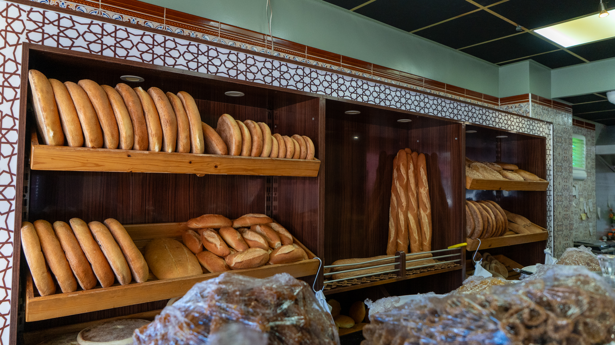 Vitrine met vers brood, gebak en traditionele lekkernijen bij Bakkerij Andalucía op het Edisonplein in Breda