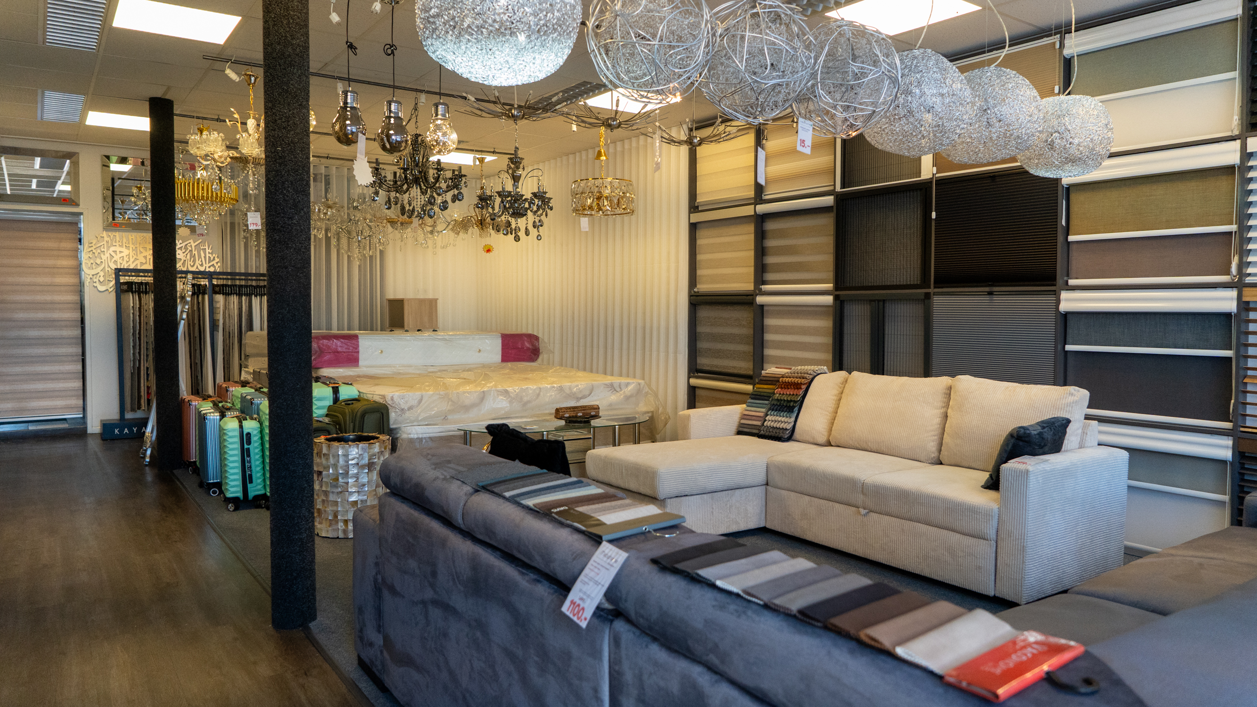 Etalage en ingang van MebaHome op het Edisonplein in Breda, met meubels, verlichting en woondecoratie