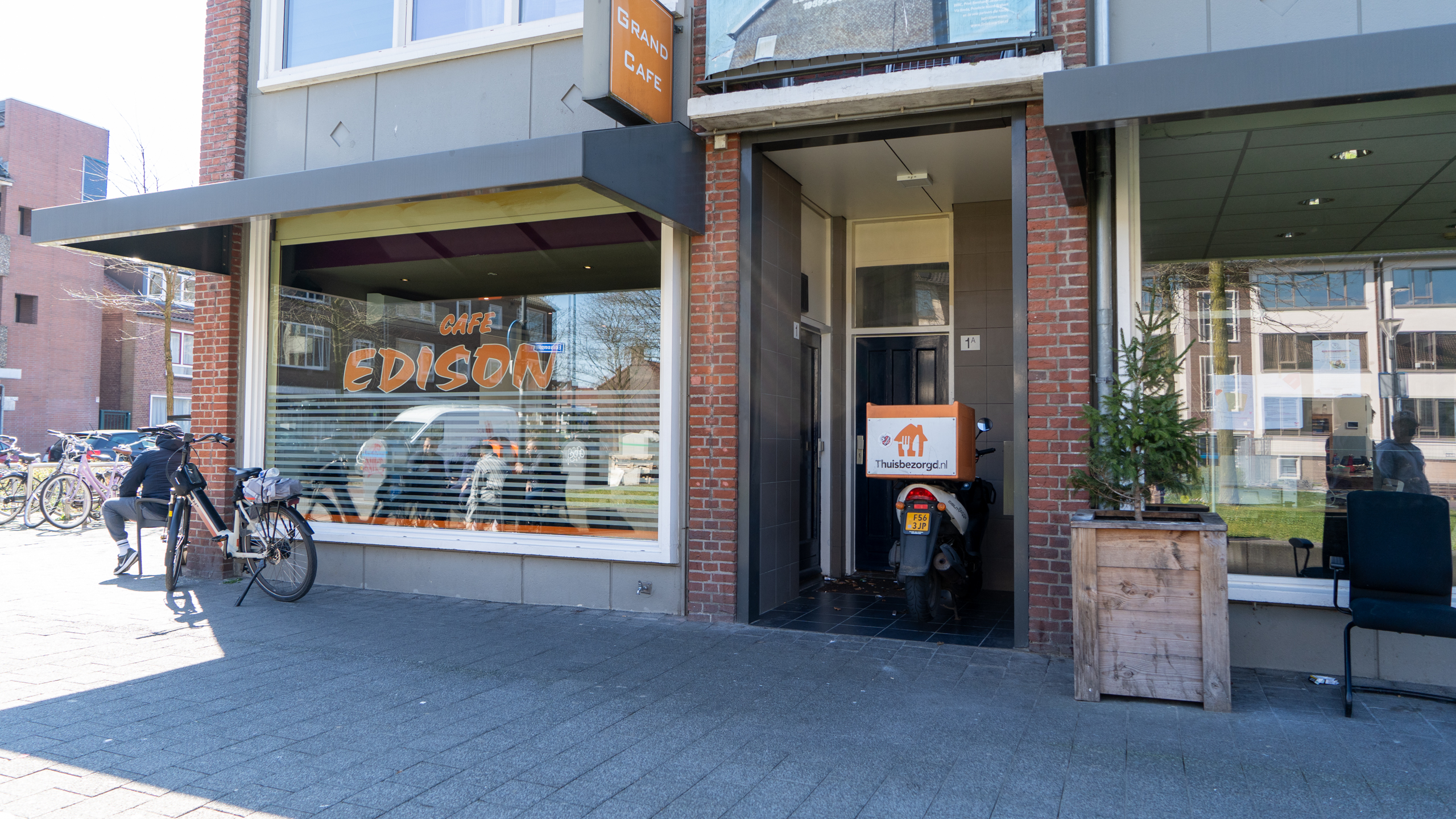Café Edison op het Edisonplein in Breda, met buitenterras en gezellige sfeer