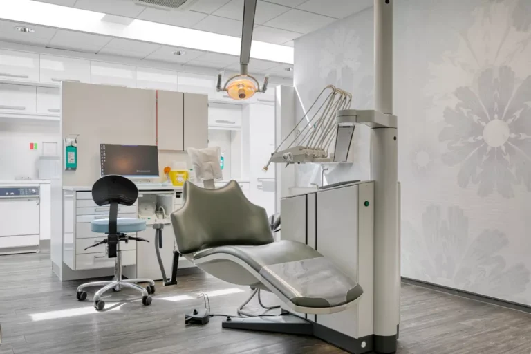 Moderne tandartspraktijk Dental Clinic op het Edisonplein in Breda, met heldere wachtruimte en behandelkamers