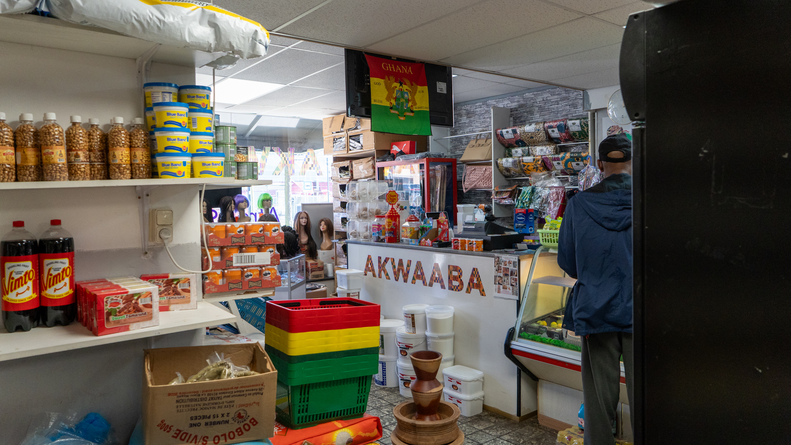 Afrikaanse supermarkt op Edisonplein met kleurrijke producten