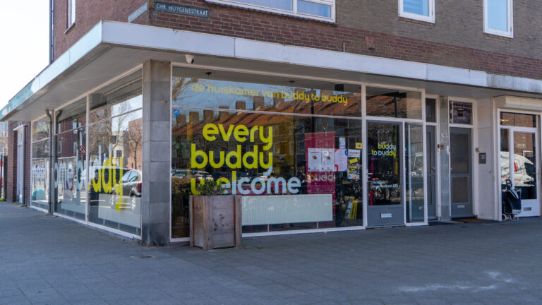 Buddy to Buddy foto van buitenaf