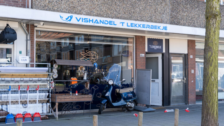 Ingang van T' Lekkerbekje, een viswinkel op het Edisonplein in Breda