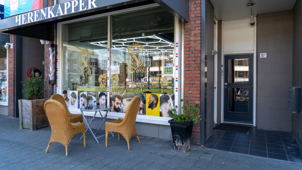Ingang van X-Salon, een herenkapper op het Edisonplein in Breda